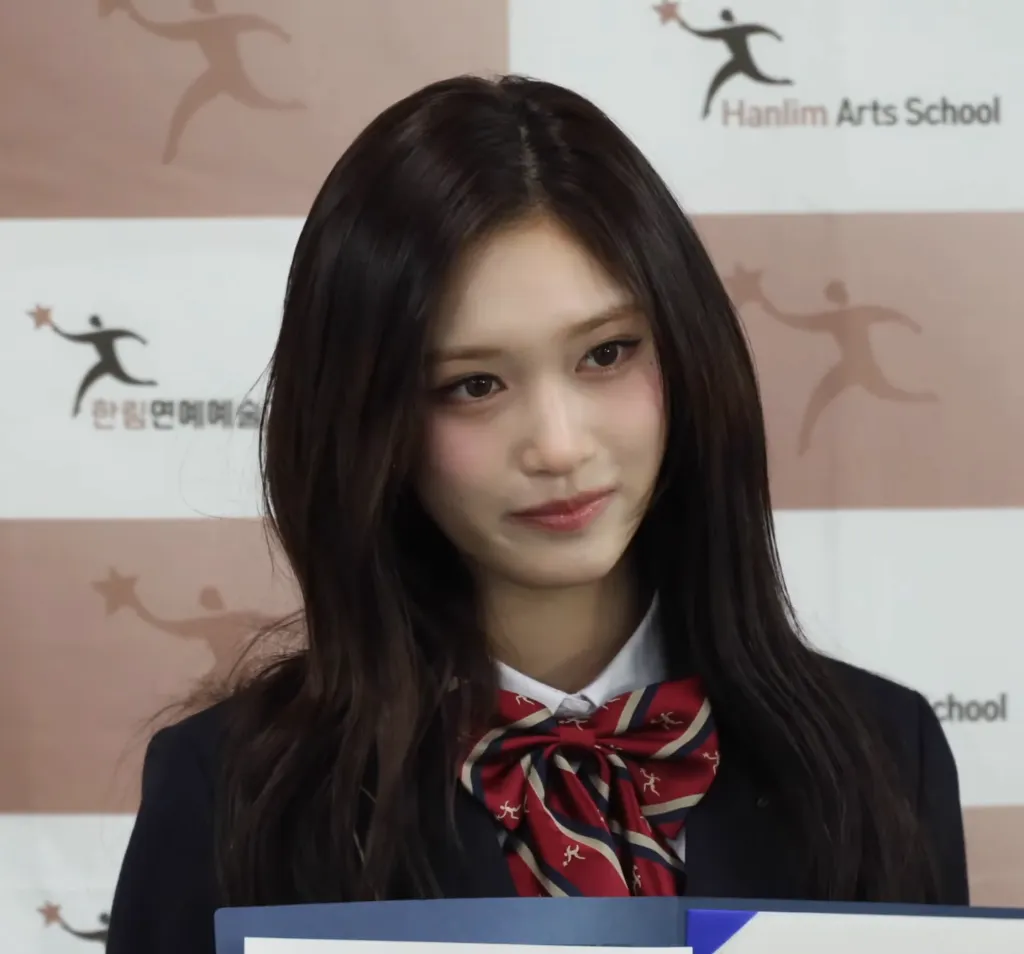 Leeseo of Ive at the HAHS Graduation Ceremony, January 8, 2026 (1)