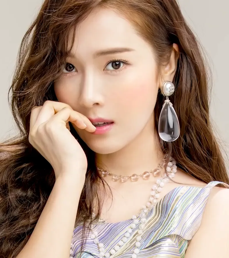 Jessica on the CLEO Thailand magazine (cropped)